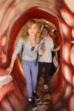 Mädchen im Darmmodell Mädchen im Darmmodell